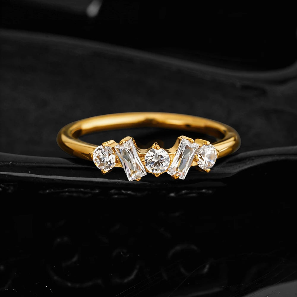 Oreille portant plusieurs bijoux de piercing