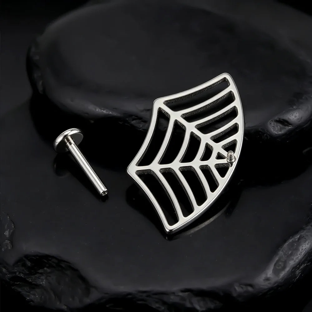 Widow – labret en titane ASTM F136 – collection Black Halo – Lucifer Ink Studio