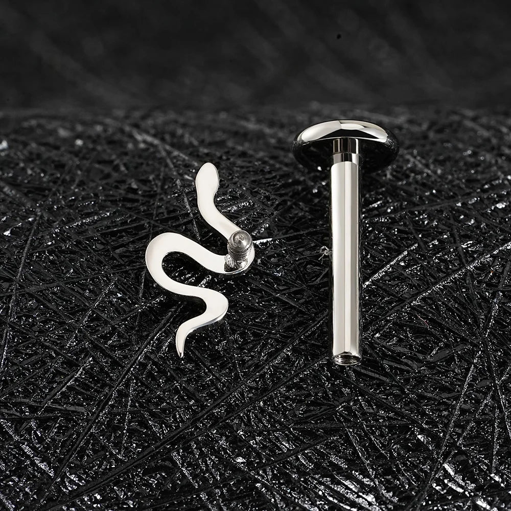 Viper – labret en titane ASTM F136 – collection Black Halo – Lucifer Ink Studio
